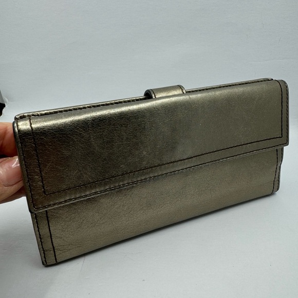 Gucci Patent Hysteria Continenta Gold Metallic Bi fold Wallet 23693 - Picture 2 of 8